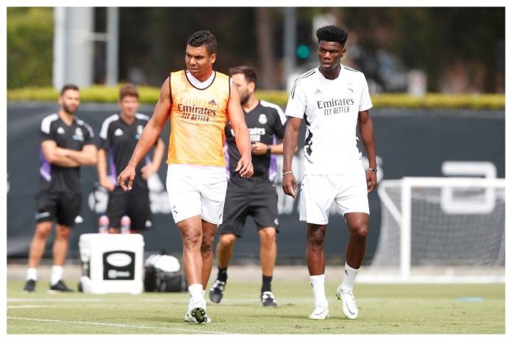 曼联又打皇马主意，想签下琼阿梅尼，忘了当年从皇马买卡塞米罗？